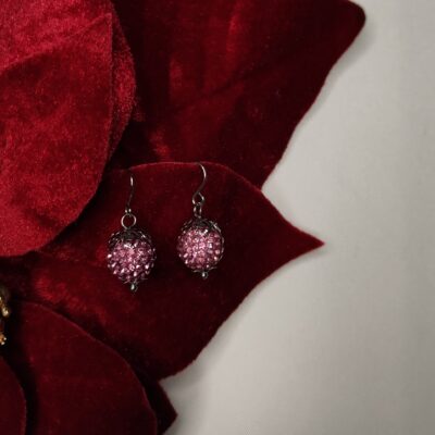Boucles d'Oreilles GUIRLANDE Élégantes et étincelantes, ces boucles d'oreilles en acier inoxydable argenté et perles brillantes ajoutent une touche de sophistication et de modernité à toutes vos tenues. Parfaites pour toutes les occasions, elles captent et reflètent la lumière avec éclat.
