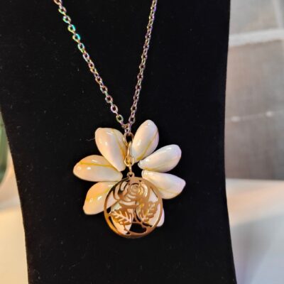 Collier MAY